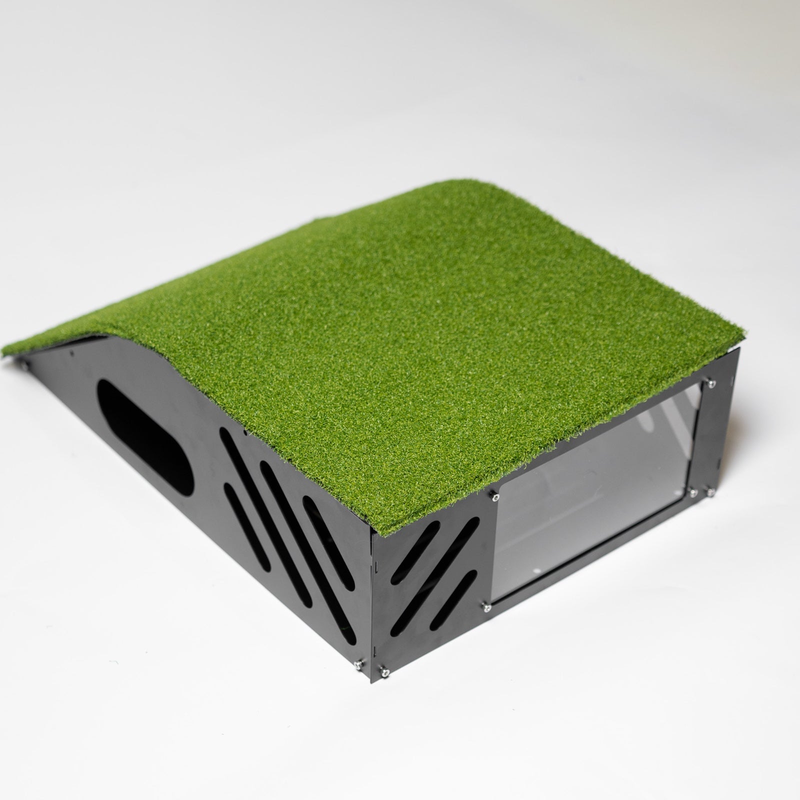 GolfBays gulvmontert projektorhus, perfekt for innendørs golfsimulator