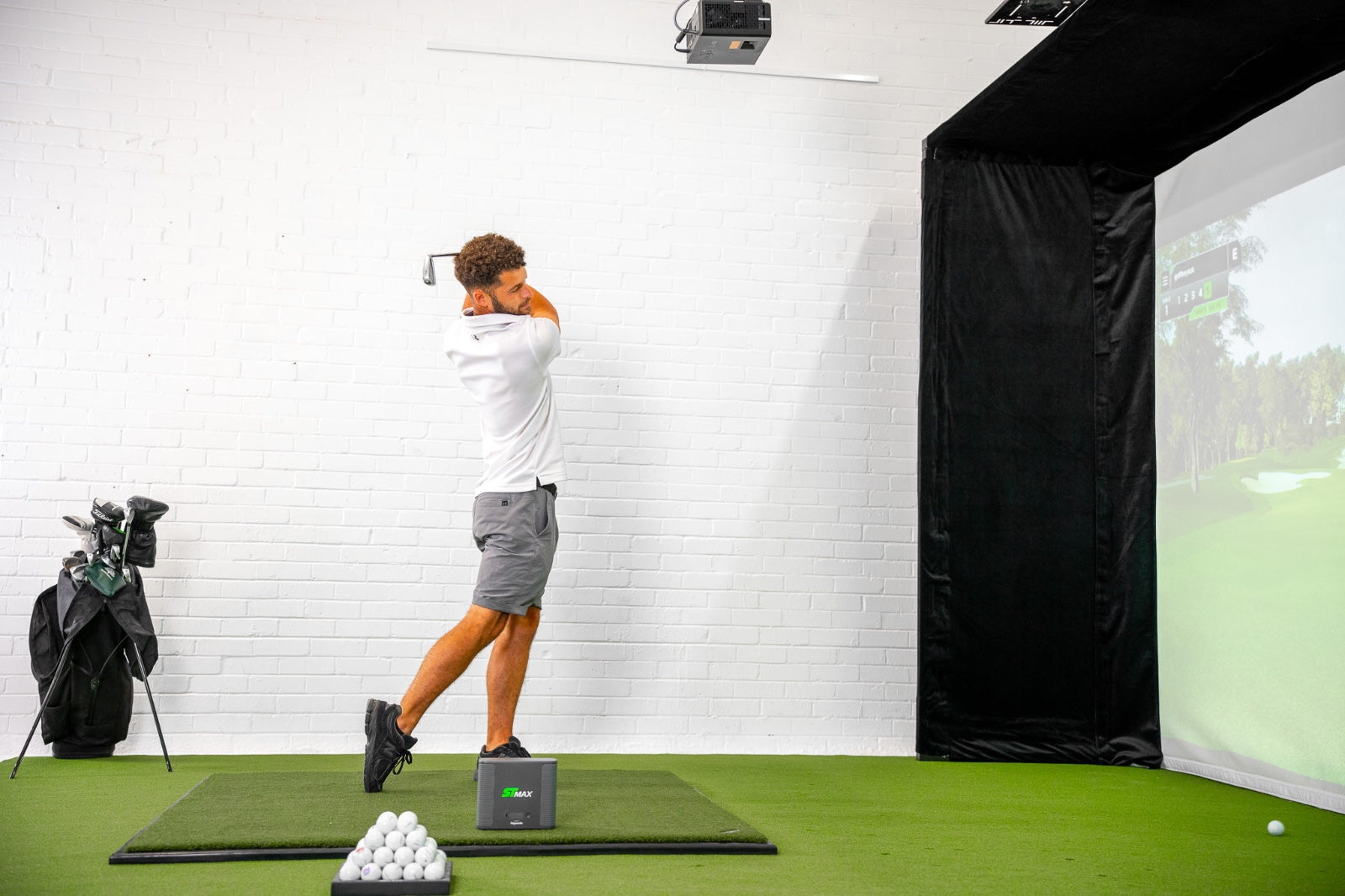 GolfBays Lux golf simulator slaginnhegning