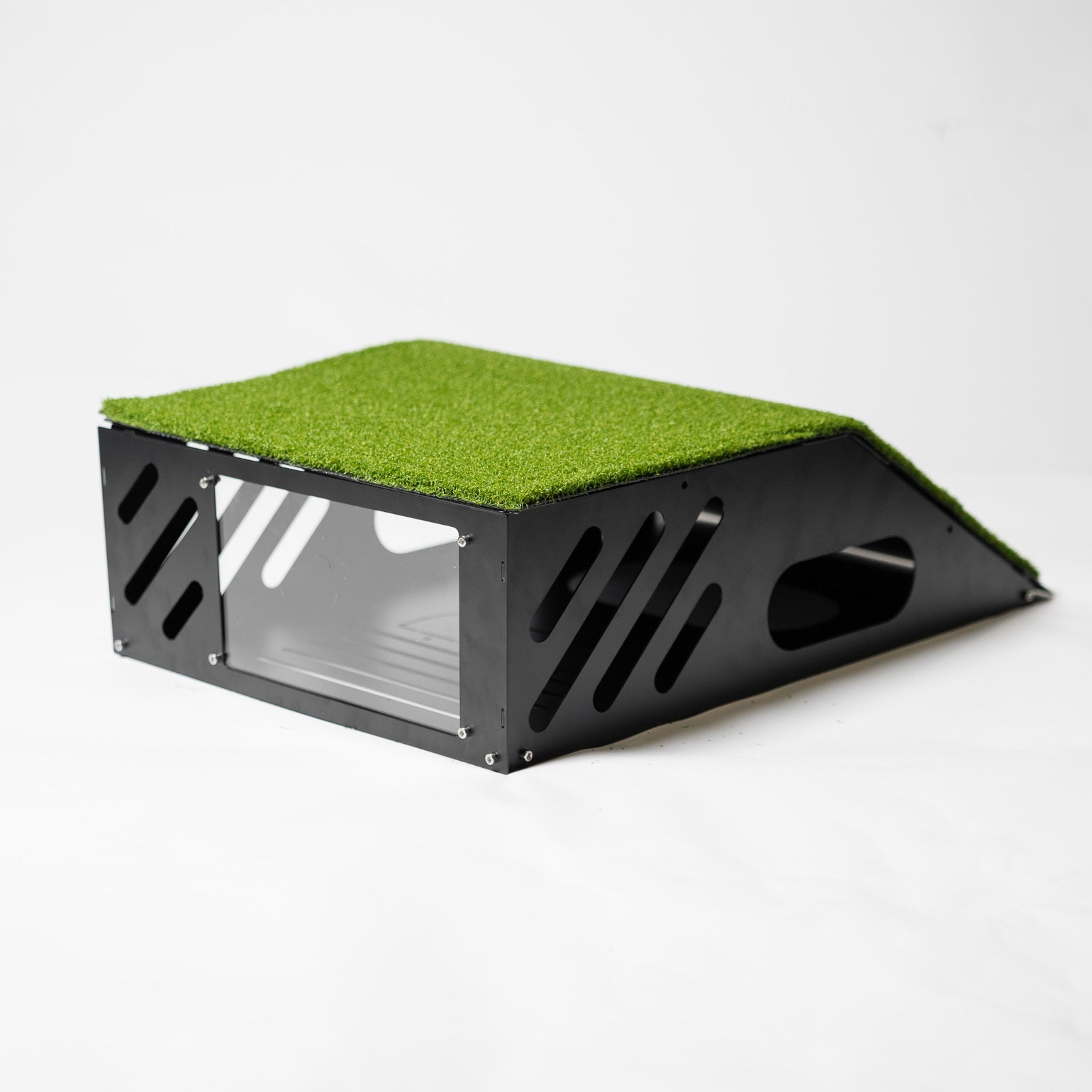 GolfBays gulvmontert projektorhus, perfekt for innendørs golfsimulator